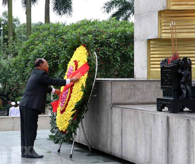  Chủ tịch Quốc hội Vương quốc Campuchia Samdech Heng Samrin và Phu nhân đến đặt vòng hoa tại Đài tưởng niệm các Anh hùng liệt sỹ trên đường Bắc Sơn. (Ảnh: Văn Điệp/TTXVN)