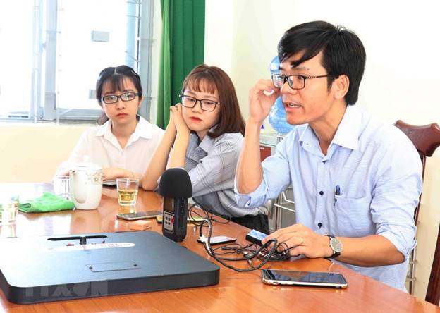  Thầy Trần Quốc Lâm giới thiệu về các thiết bị công nghệ cao học sinh, sinh viên thường mang theo vào phòng thi để gian lận trong thi cử. (Ảnh: Phạm Cường/TTXVN)