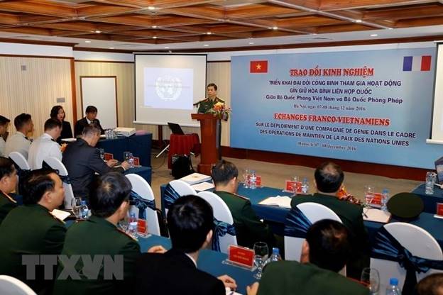 Buổi trao đổi kinh nghiệm triển khai Đội Công binh tham gia hoạt động Gìn giữ hòa bình của Liên hợp quốc giữa Việt Nam và Pháp, sáng 7/12/2016, tại Hà Nội. (Ảnh: An Đăng/TTXVN)