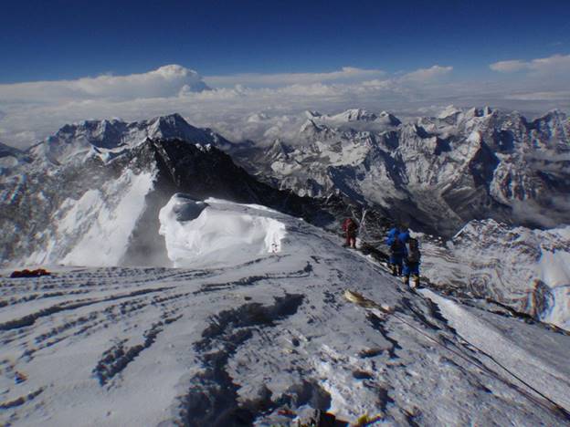 Ít nhất 11 người đã thiệt mạng trong hành trình chinh phục đỉnh núi cao nhất thế giới Everest từ đầu năm 2019 tới nay. Leo lên Everest vốn được xem là một hành trình đầy hiểm nguy bởi địa hình của nó nhưng điều đáng nói là nguyên nhân khiến nhiều người leo núi thiệt mạng khi chinh phục đỉnh núi cao nhất thế giới này là do lượng du khách quá đông.