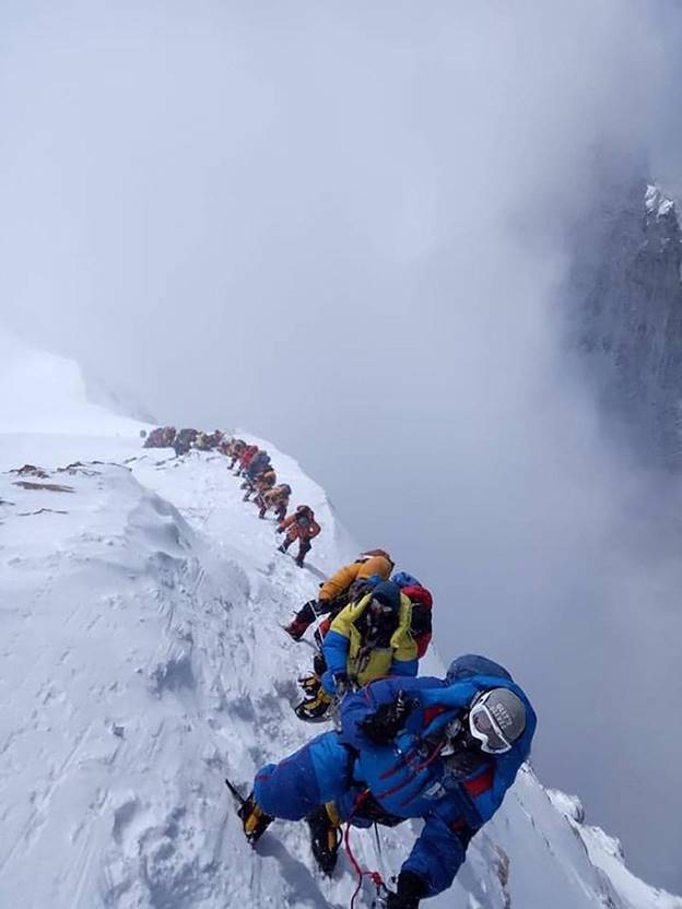 Đám đông khiến những người leo núi mắc kẹt hàng giờ trên 