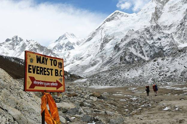 Chính phủ Nepal đã giới hạn một số lượng nhất định những người đăng ký chinh phục Everest nhưng dù vậy vẫn có nhiều người leo núi tham gia thử thách này dù thiếu các kỹ năng cần thiết.
