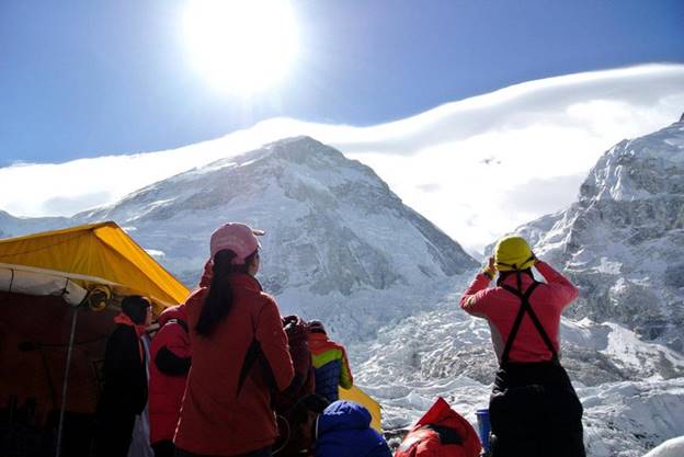 Những người leo núi đến từ khắp nơi trên thế giới, trong đó những nạn nhân gần đây thiệt mạng trong hành trình chinh phục Everest đến từ Ấn Độ, Ireland, Áo và Anh.