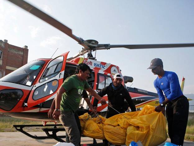 Tuy nhiên, không phải ai cũng may mắn như Chauhan. Trong ảnh là thi thể của những người leo núi khác đến từ Ấn Độ được mang xuống từ một chiếc trực thăng. Năm 2019, lực lượng cứu hộ đã tìm thấy thi thể của 3 người leo núi Ấn Độ thiệt mạng khi leo Everest.