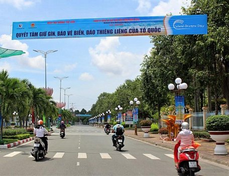 Đường phố Bạc Liêu trang trí nhiều băng rôn và khẩu hiệu tuyên truyền cho Tuần lễ Biển và hải đảo Việt Nam năm 2019