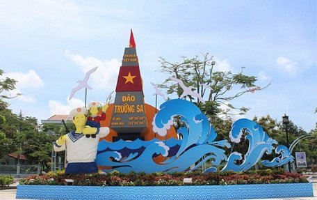 Tiểu cảnh cột mốc Trường Sa tại Quảng trường Hùng Vương nhằm chào mừng sự kiện Tuần lễ Biển và hải đảo Việt Nam năm 2019