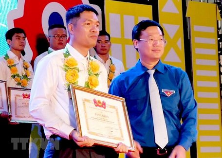 Bí thư thứ nhất Trung ương Đoàn Lê Quốc Phong trao tặng danh hiệu 'Người thợ trẻ giỏi' cho 34 cá nhân tiêu biểu. (Ảnh: Văn Đức/TTXVN)