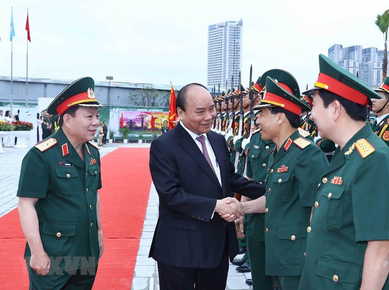  Thủ tướng Nguyễn Xuân Phúc bắt tay lãnh đạo Bộ Quốc phòng và tập đoàn Viettel. (Ảnh: Thống Nhất/TTXVN)