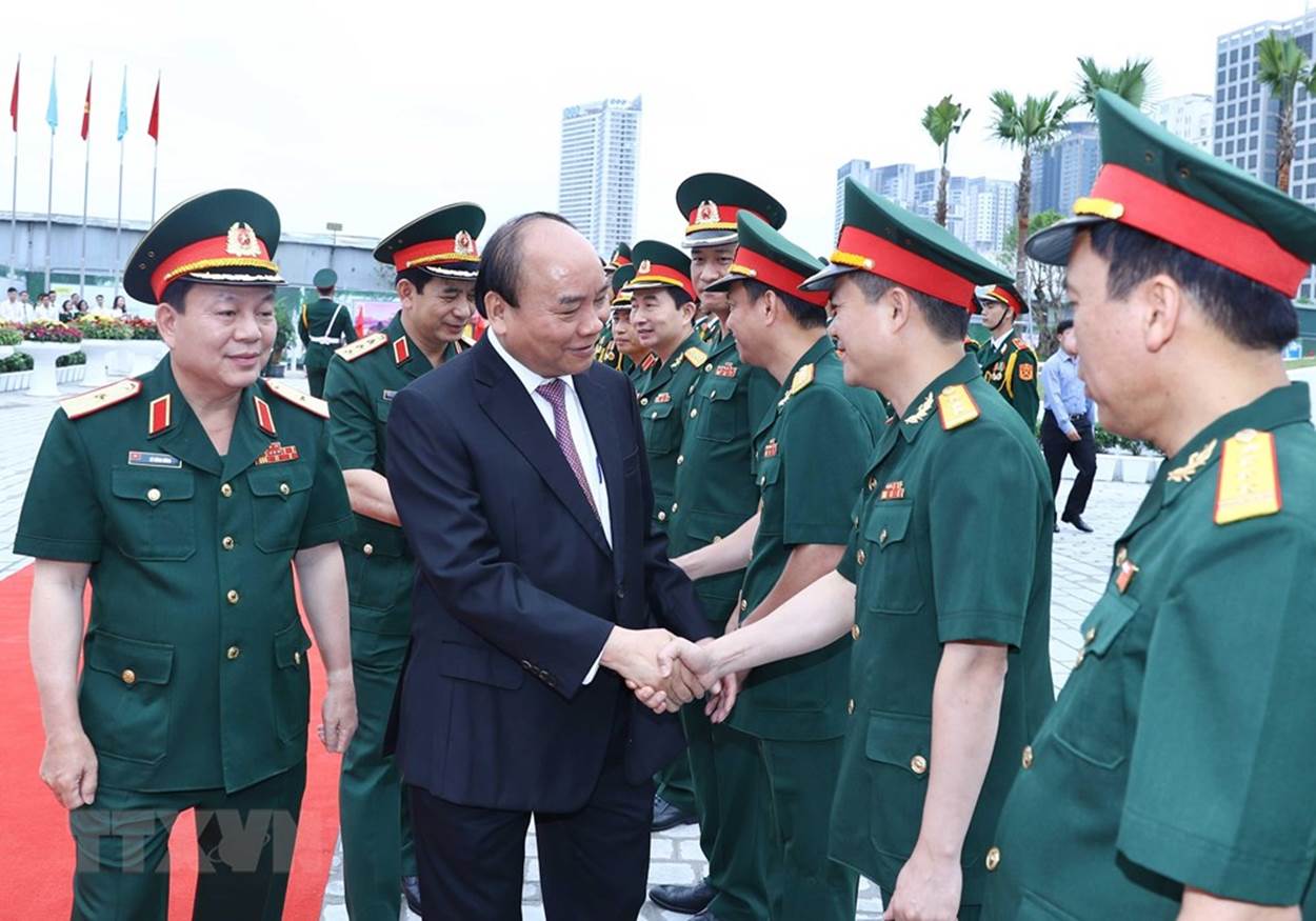Thủ tướng Nguyễn Xuân Phúc bắt tay lãnh đạo Bộ Quốc phòng và tập đoàn Viettel. (Ảnh: Thống Nhất/TTXVN)