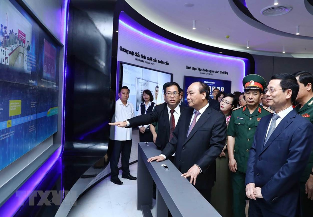  Thủ tướng Nguyễn Xuân Phúc và các đại biểu xem phòng truyền thống của tập đoàn Viettel. (Ảnh: Thống Nhất/TTXVN)