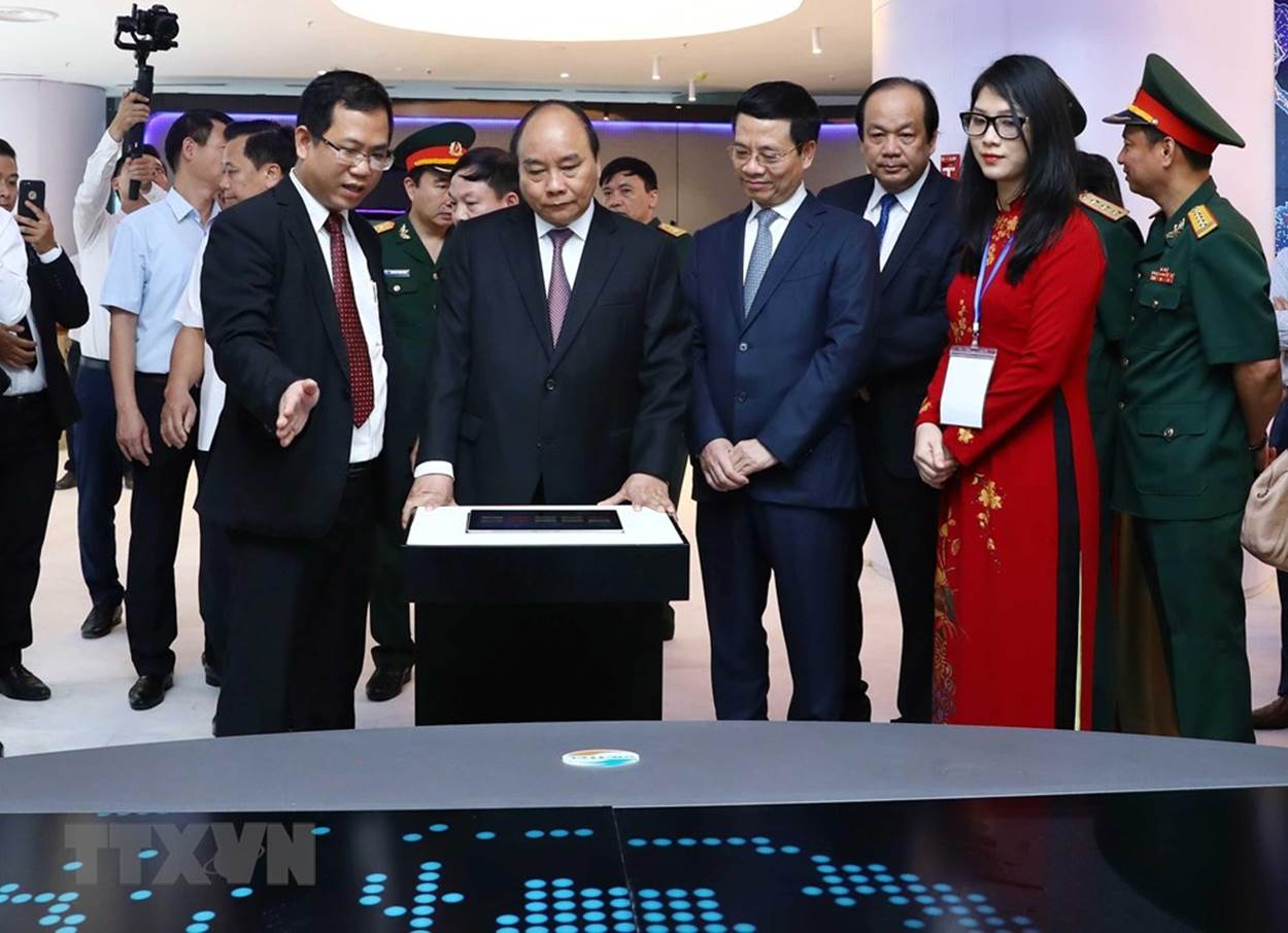  Thủ tướng Nguyễn Xuân Phúc và các đại biểu xem các gian hàng trưng bày công nghệ của tập đoàn Viettel. (Ảnh: Thống Nhất/TTXVN)
