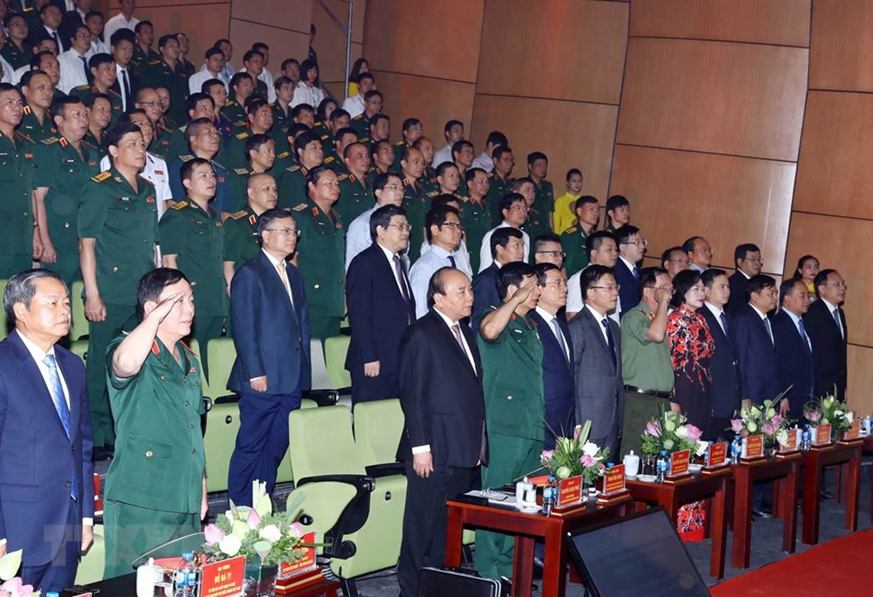  Thủ tướng Nguyễn Xuân Phúc và các đại biểu thực hiện nghi thức chào cờ. (Ảnh: Thống Nhất/TTXVN)