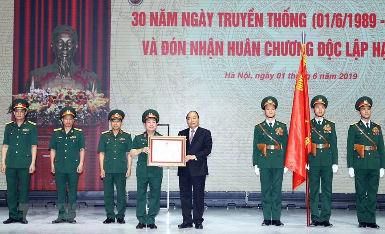  Thủ tướng Nguyễn Xuân Phúc, thừa ủy quyền Chủ tịch nước trao Huân chương Độc lập hạng Nhất cho Tập đoàn Công nghiệp-Viễn thông Quân đội. (Ảnh: Thống Nhất/TTXVN)