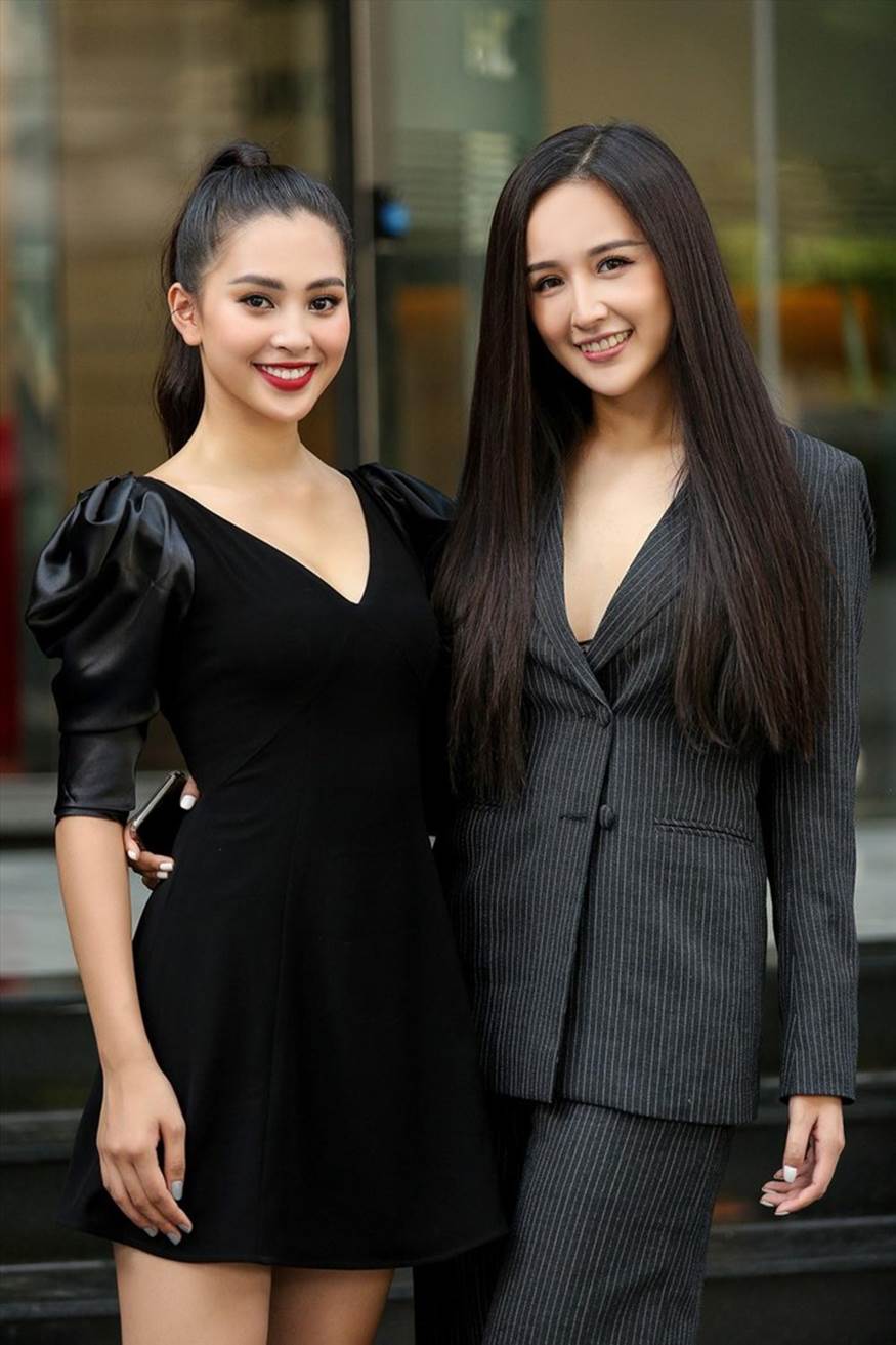 Đây là lần đầu tiên, Hoa hậu Mai Phương Thúy và Hoa hậu Tiểu Vy cùng nhau đọ sắc trong một sự kiện. Cả hai hoa hậu thường được so sánh có nhiều điểm tương đồng về nhan sắc, “đàn chị” cũng nhiều lần ngợi khen nhan sắc của Tiểu Vy. Ảnh: MWVN.