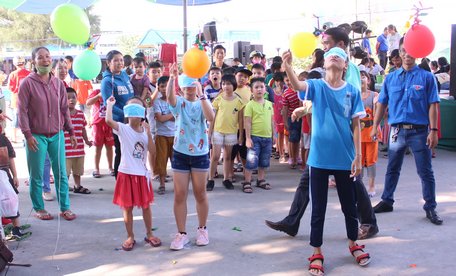 Thiều nhi tham gia trò chơi đập bong bóng