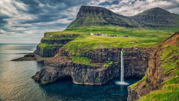 Gásadalur, Đảo Vagar, Quần đảo Faroe- Quần đảo Faroe có rất nhiều ngôi làng nhỏ trải dài giữa thiên nhiên hoang sơ và phong cảnh núi non, thật kỳ bí. Ngôi làng Gásadalur nằm trên rìa của một vách đá dốc với một thác nước. Từ phía bên kia là dãy núi Vagar bao quanh ngôi làng.