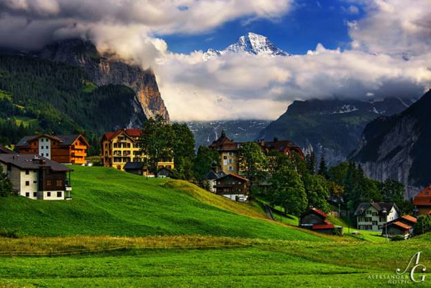 Wengen, Thụy Sĩ -Ngôi làng nổi tiếng và thu hút các du khách thích đi bộ đường dài và trượt tuyết này là một nơi vô cùng xinh đẹp. Được bao quanh với thiên nhiên tuyệt vời, tại Wengen, các công ty du lịch sẽ cung cấp nhiều hoạt động khác nhau, cho phép bạn khám phá địa điểm Jungfrau-Aletsch là di tích được UNESCO công nhận.