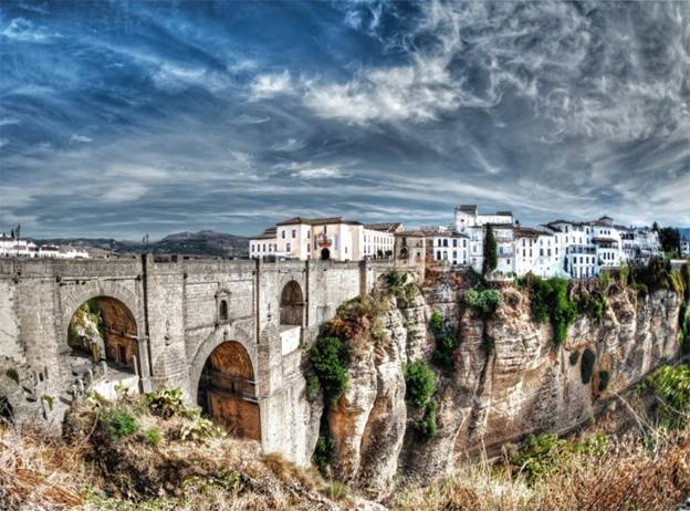Ronda, Tây Ban Nha - Thành phố lịch sử được thành lập trên những ngọn núi cao 750 m so với mực nước biển. Ronda thu hút và mê hoặc du khách từ khắp nơi trên thế giới. Dòng sông Guadalevín chạy qua thành phố và chia thành hai phần. Nhiều kiến trúc từ phong cách tân cổ điển đã được bảo tồn ở Ronda.