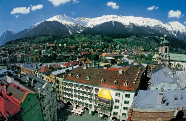 Innsbruck, Áo -Thủ đô của Tirol nằm trong Thung lũng Inn đẹp như tranh vẽ. Thị trấn được bao quanh với những ngọn núi cao, khiến nó trở thành một điểm thể thao mùa đông rất nổi tiếng. Nơi đây cũng từng tổ chức Thế vận hội mùa đông. Ngày nay, du khách có thể tìm thấy rất nhiều di tích lịch sử và các tòa nhà có kiến trúc ấn tượng.