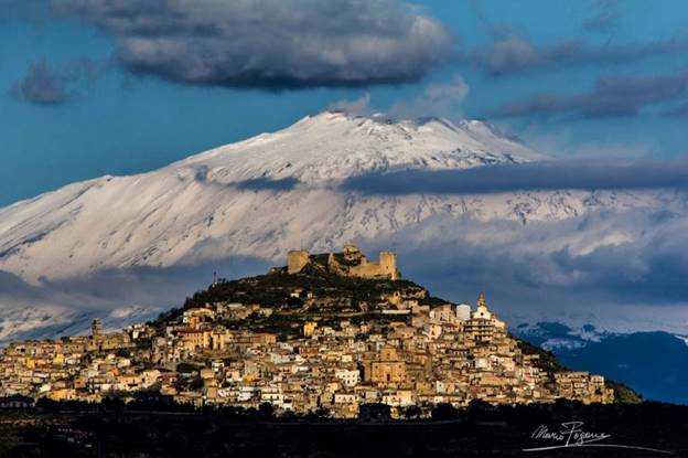 Catania, Ý -Thị trấn được thành lập bên cạnh Etna - ngọn núi lửa hoạt động cao nhất ở châu Âu và cũng là một trong những nơi đẹp nhất. Catania, nơi từng là một trung tâm văn hóa hưng thịnh quan trọng của Ý với núi lửa Etna tạo ra một vùng đất màu mỡ, nhưng cũng có thể gây ra nhiều thiệt hại cho người dân.