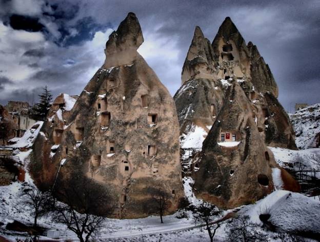Thị trấn mang tính biểu tượng là điểm thu hút khách du lịch phổ biến nhất ở Cappadocia. Trong số các ngôi nhà, nhà thờ và các tòa nhà được xây dựng vào giữa thế kỷ thứ 4 và 13, một số tu viện cũng được thành lập tại đây. Vẻ đẹp của Cappadocia đã được UNESCO công nhận. Nó được coi là một kỳ quan thiên nhiên, cũng như một địa điểm lịch sử và văn hóa.