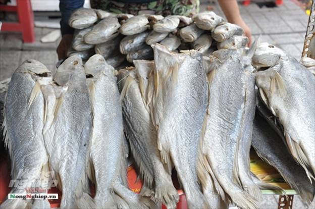 Bên cạnh các đặc sản do người dân sở tại sản xuất, du khách còn có thể mua các loại khô cá sửu của Campuchia để làm quà cho người thân và gia đình.