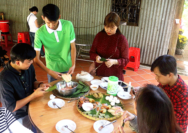 Du khách trải nghiệm làm bánh dân gian ở nhà vườn Công Minh, cồn Sơn.