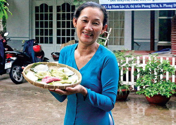 Cô Trương Thị Hoa Lài với món bánh xếp. 