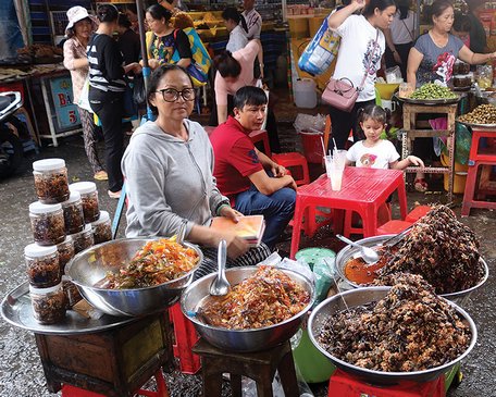 Chợ Châu Đốc nổi tiếng nhất là mắm, nơi đây có hàng chục loại mắm khác nhau để du khách tha hồ lựa chọn