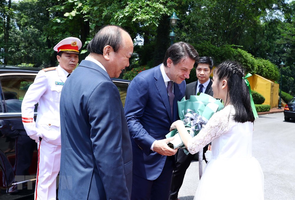  Thiếu nhi Việt Nam tặng hoa, chào mừng Thủ tướng Cộng hòa Italy Giuseppe Conte. (Ảnh: Thống Nhất/TTXVN)