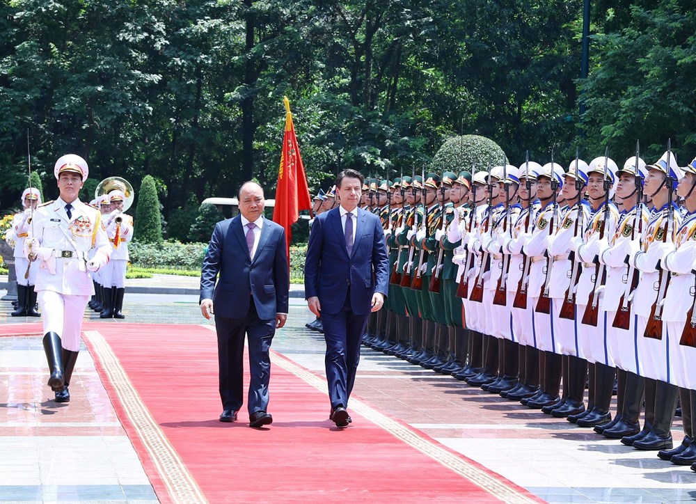 Thủ tướng Nguyễn Xuân Phúc và Thủ tướng Cộng hòa Italy Giuseppe Conte duyệt Đội Danh dự Quân đội nhân dân Việt Nam. (Ảnh: Thống Nhất/TTXVN)