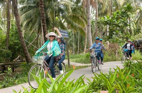 Du khách trải nghiệm đạp xe ngắm cảnh đường làng