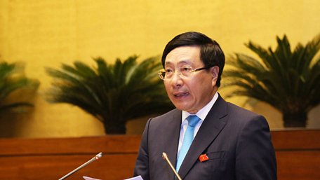 Phó Thủ tướng Chính phủ Phạm Bình Minh trả lời chất vấn trước Quốc hội.