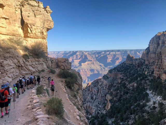 3. Công viên quốc gia Grand Canyon— Arizona, Mỹ- Khoảng 12 người chết mỗi năm ở Grand Canyon. Hai người đã tử vong vào tháng 3. Trung bình, từ 2 đến 3 cái chết có nguyên nhân do rơi ngã. Các nguyên nhân khác bao gồm các vấn đề về y tế, nhiệt độ, đuối nước, tai nạn giao thông, và tự tử.