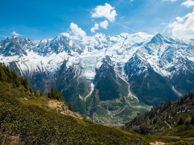 8. Mont Blanc — Chamonix, Pháp- Mont Blanc được gọi là một trong những ngọn núi chết chóc nhất thế giới vào năm 2012 khi có một báo cáo tổng kết rằng có 100 người tử vong mỗi năm ở đây. Một trong các nguyên nhân là sự phong phú của các tour du lịch. Sự bùng nổ các công ty du lịch khiến nảy sinh tâm lý an toàn làm cho các hướng dẫn viên bỏ qua các nguy cơ tiềm ẩn trong việc leo núi.