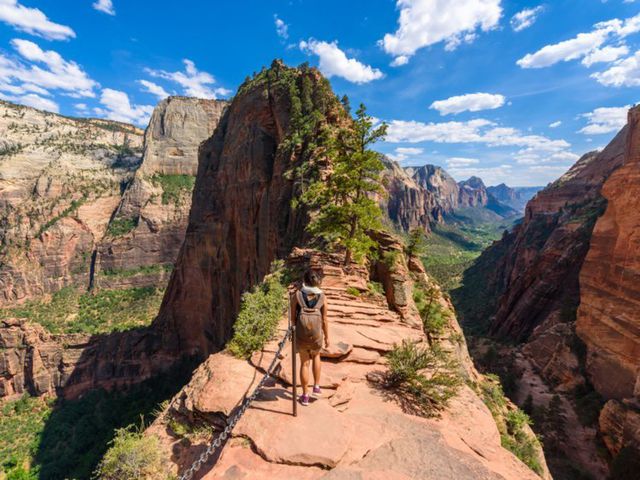 12. Vùng đất Thiên thần – Công viên quốc gia Zion, Utah - Đây thực chất là một con đường đi bộ hẹp, cao 300 mét ở cả hai bên. 6 người đã tử vong trên con đường mòn này kể từ năm 2004.