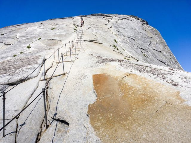 13. Half Dome — Công viên quốc gia Yosemite, California, Mỹ- Leo lên đỉnh Half Dome phải leo lên một vách đá dựng đứng bằng dây cáp. Có từ 8 đến 20 người đã tử vong kể từ khi hệ thống dây cáp được lắp đặt khoảng 100 năm trước, nhiều người hơn đã chết trên con đường dẫn đến cáp. Công viên quốc gia Yosemi đã quyết định ban hành hệ thống cấp phép vào năm 2010 để hạn chế số người leo núi xuống còn 300 người mỗi ngày để tránh tắc nghẽn nguy hiểm.