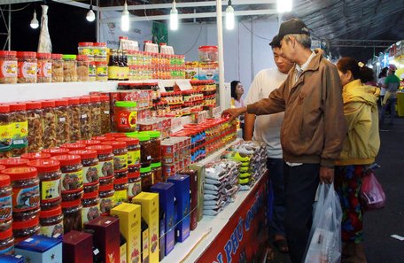  Các phiên chợ, hội chợ hàng Việt Nam về nông thôn thu hút khá đông khách tham quan, mua sắm. 