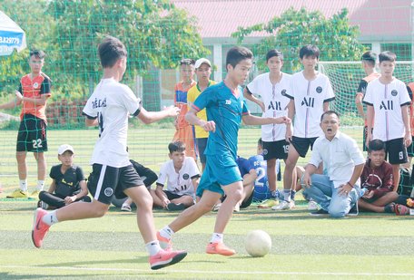 Pha tranh bóng trong trận Thuận Trí FC (áo xanh) thắng Long Hồ 1-0 tại vòng đấu bảng B.