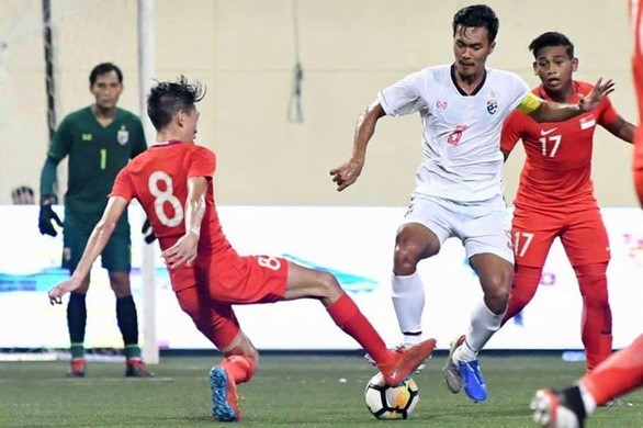 Một pha bóng trong trận U23 Thái Lan thua U23 Singapore - Ảnh: FAT