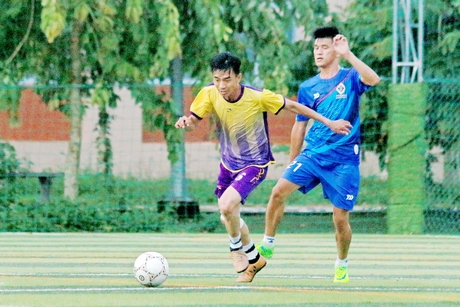 Pha tranh bóng trong trận chung kết, Thuận Trí (Vĩnh Long, áo vàng- tím) thắng Liberty Shop (Trà Vinh) 5-2.  