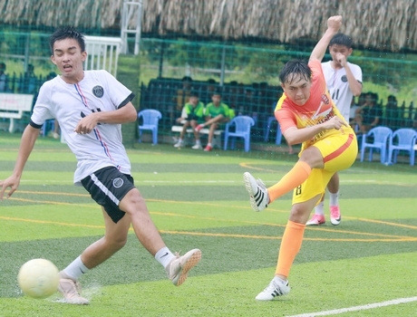 Tấn công nhiều, nhưng các cầu thủ Lộc Tài FC (áo xanh) lại thất bại 0-1 trước Long Hồ trong trận chung kết.