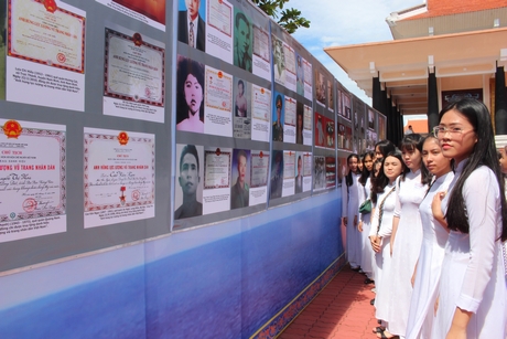 Cuộc triển lãm về Côn Đảo tổ chức tại khu lưu niệm nhắc nhở người trẻ đạo lý “uống nước nhớ nguồn”. Ảnh: PHƯƠNG THÚY