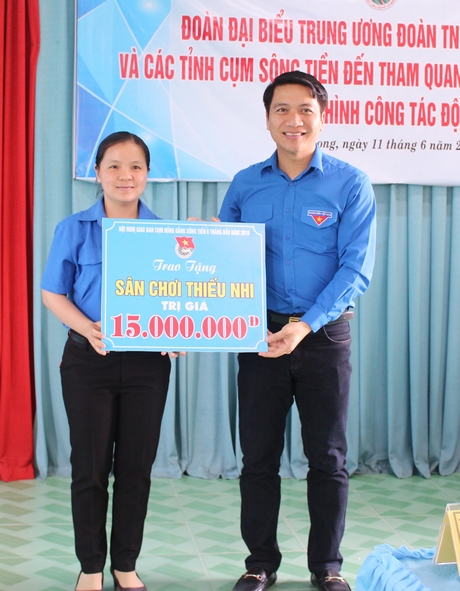 Bí thư BCH Trung ương Đoàn Nguyễn Ngọc Lương trao tủ sách cho thiếu nhi huyện Long Hồ
