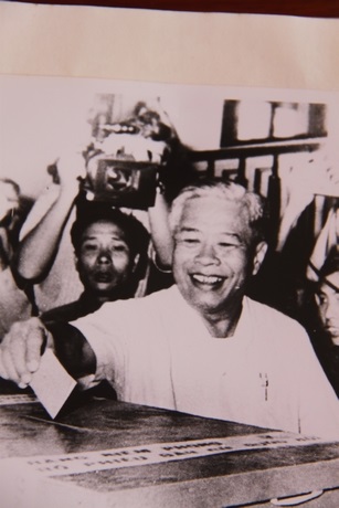 Đồng chí Phạm Hùng- Ủy viên Bộ Chính trị, Phó Thủ tướng Chính phủ- bỏ phiếu bầu cử Quốc hội chung cả nước vào ngày 25/4/1976.