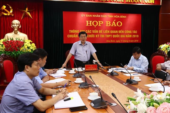 Trưởng ban chỉ đạo kỳ thi THPT Quốc gia tỉnh Hòa Bình, Phó Chủ tịch UBND tỉnh Nguyễn Văn Chương chủ trì buổi họp báo.