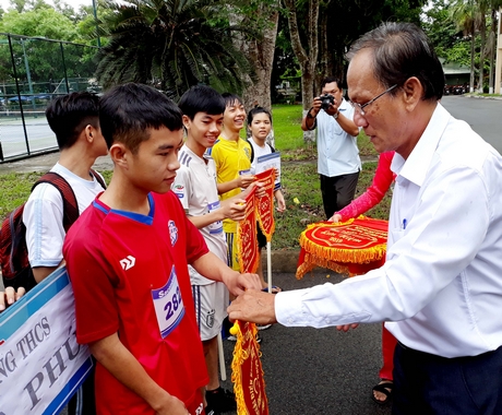 Ông Nguyễn Thanh An- Phó Giám đốc Sở Văn hóa, Thể thao và Du lịch trao cờ lưu niệm cho các đội tham gia.