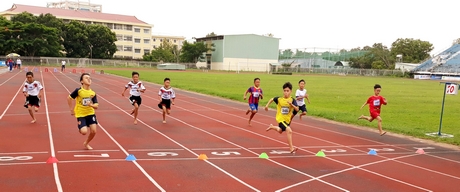 Các VĐV tranh chung kết nội dung chạy 60m nam tiểu học.