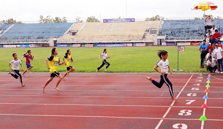 Các VĐV tranh chung kết nội dung chạy 60m nữ tiểu học.