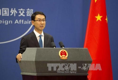 Người phát ngôn Bộ Ngoại giao Trung Quốc Cảnh Sảng phát ngôn tại cuộc họp báo ở Bắc Kinh. Ảnh: Yonhap/TTXVN